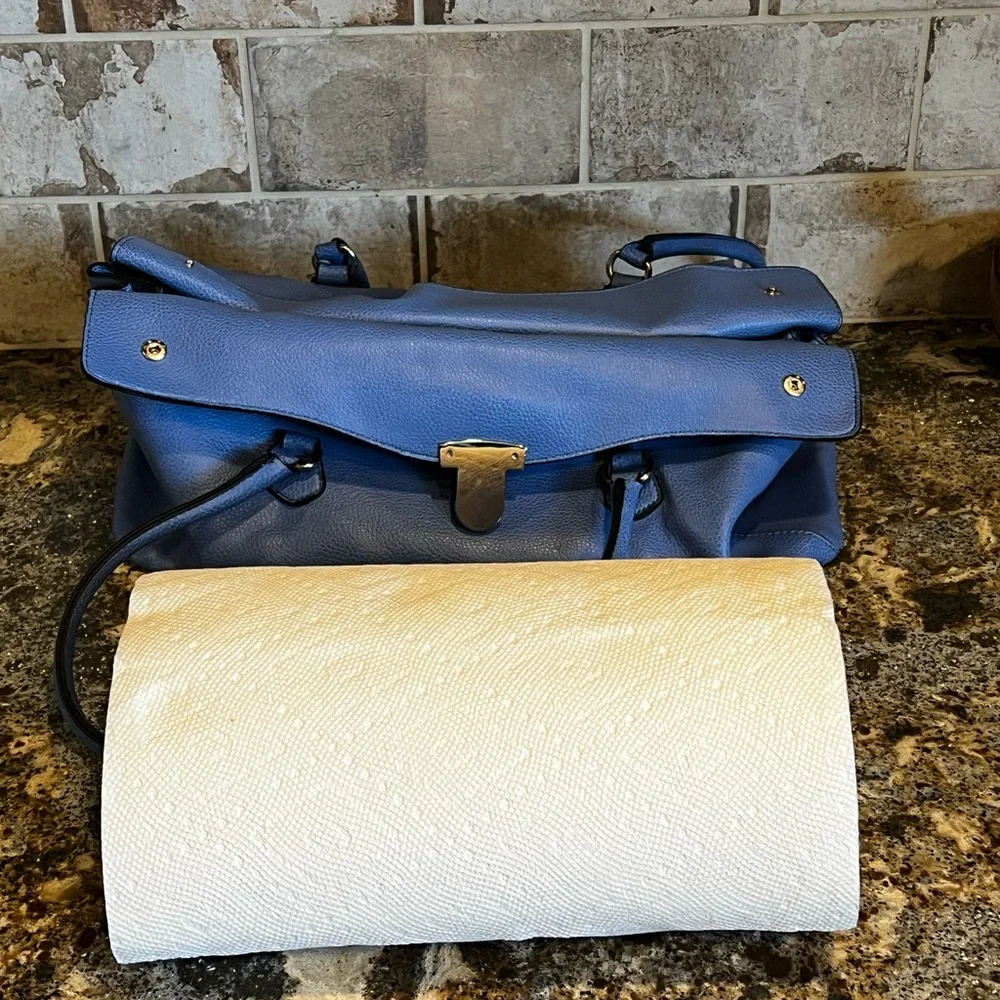 Ice blue faux leather purse with oversized press lock - Picture 10 of 10